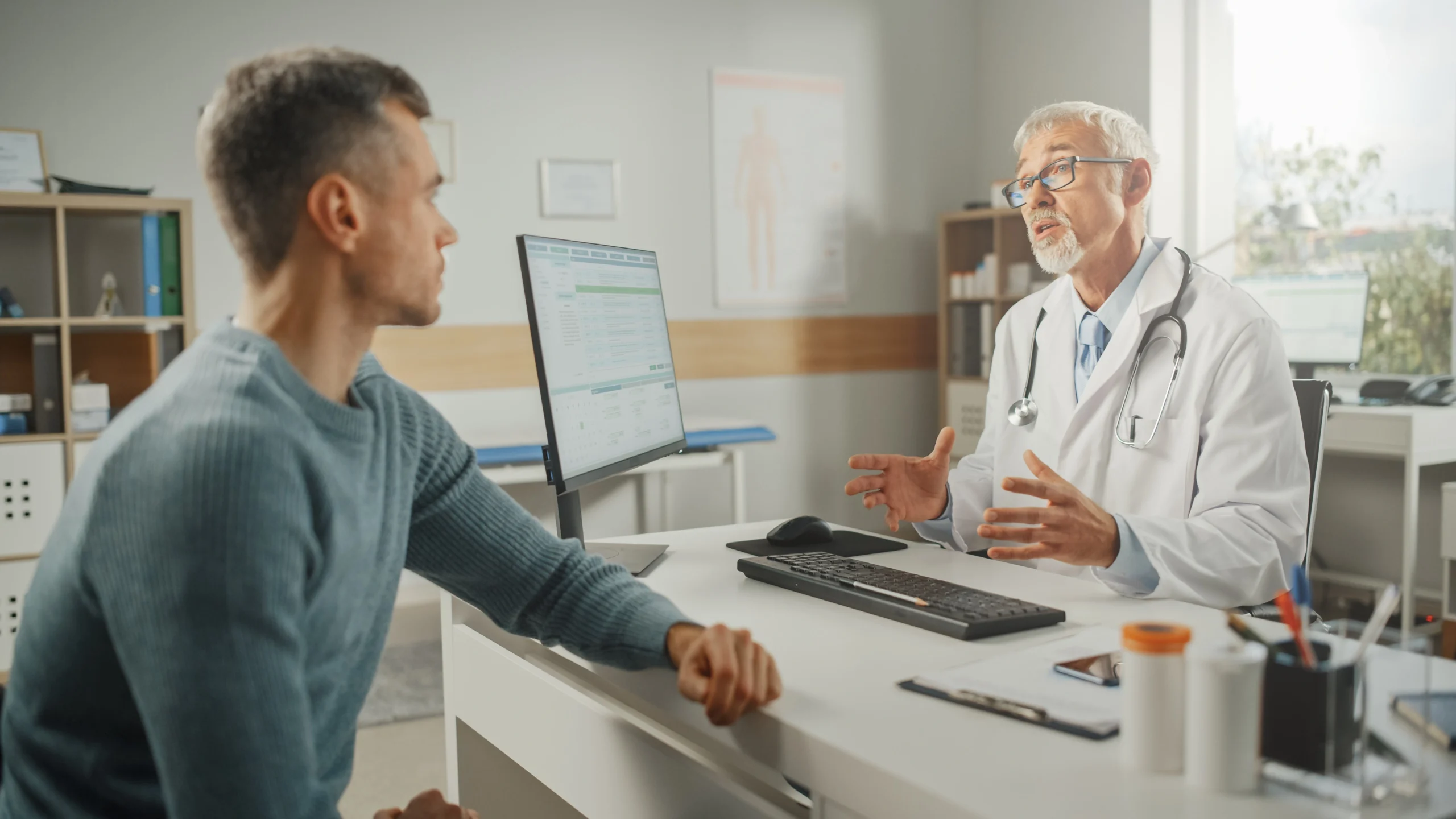 experienced doctor talks with a Veteran